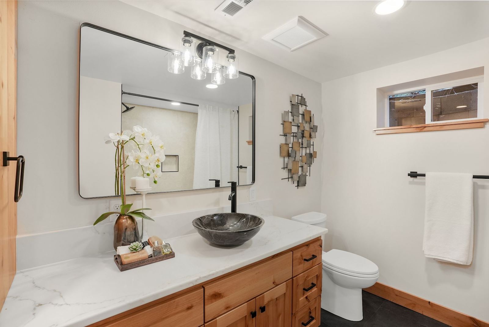 Downstairs ensuite bathroom at 13827 E 46th Ave in the Spokane Valley area of Spokane, WA 99206.