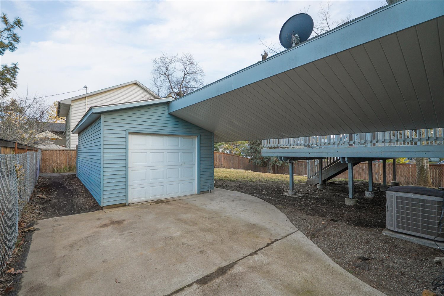 3421 S Myrtle St in Lincoln Heights South Hill Spokane WA 99223 detached 1-car garage and exterior parking area