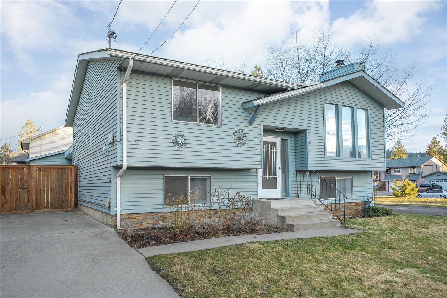 3421 S Myrtle St in Lincoln Heights South Hill Spokane WA 99223 front exterior with driveway and curb appeal