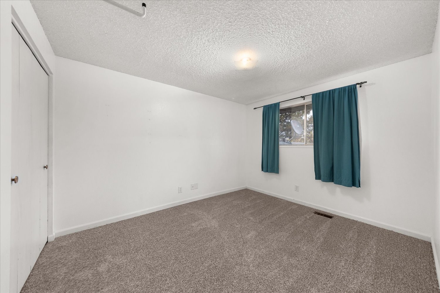 3421 S Myrtle St in Lincoln Heights South Hill Spokane WA 99223 guest bedroom with flexible living space