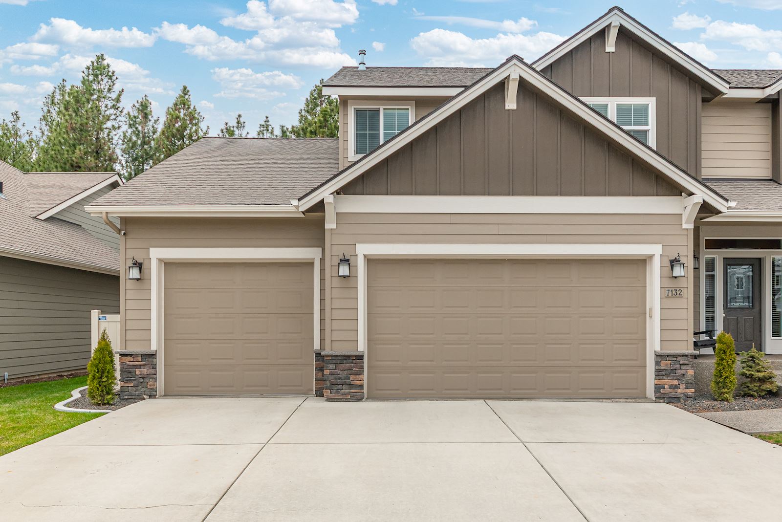 Exterior 4-car garage view at 7132 S Pheasant Ridge Dr in Eagle Ridge Spokane WA.