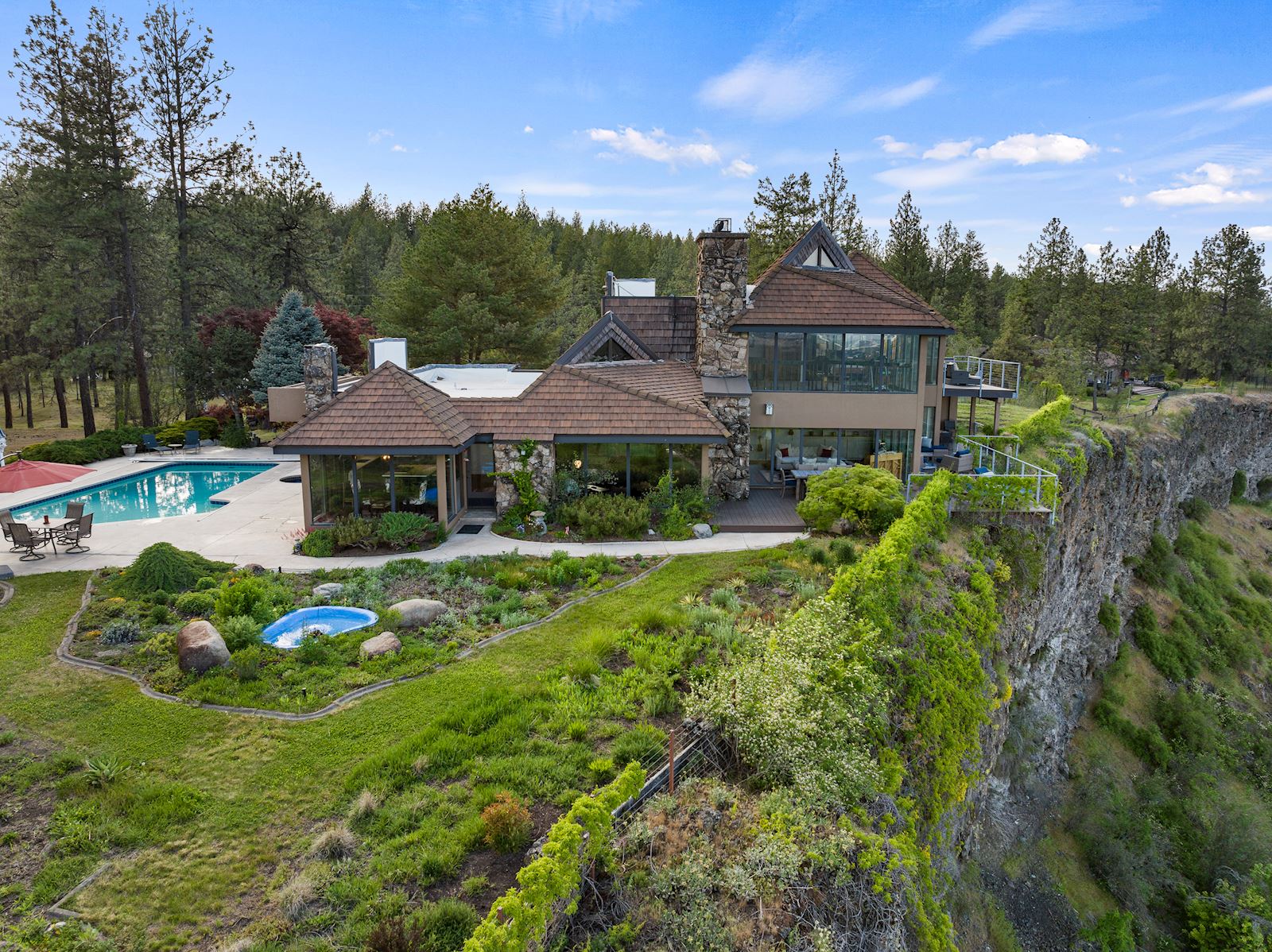 Dramatic cliffside views from the Indian Bluff estate